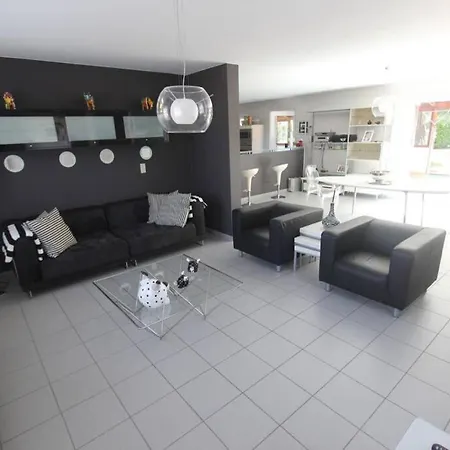 Villa Maison 4 Facades Avec Jardin, Veranda Et Garage