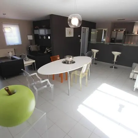 Maison 4 Facades Avec Jardin, Veranda Et Garage Villa *